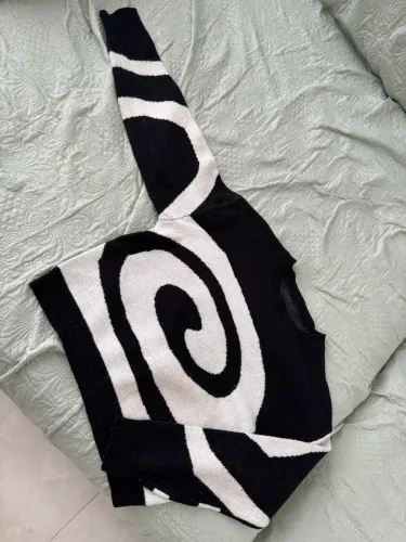blusa de tricô preta e branca com estampa em espiral.