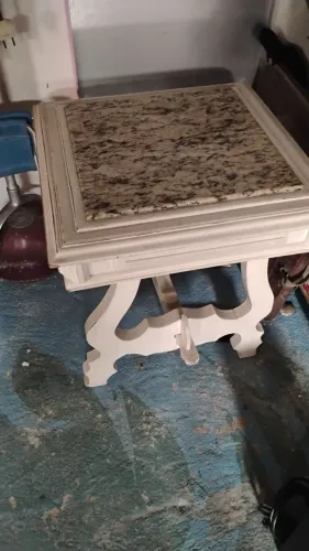 Mesa de canto em madeira