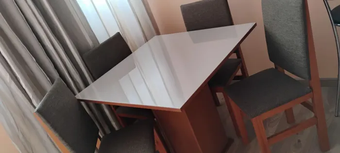 Mesa com tampo de vidro