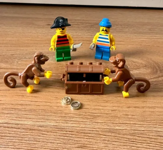 Minifiguras Lego® - "6279 Skull Island + Monkeys + Treasure Chest + Flags"
