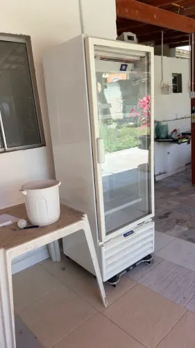 Refrigerador 350 L - Metalfrio de porta de vidro