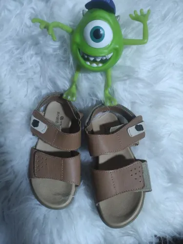 Sandália em couro infantil