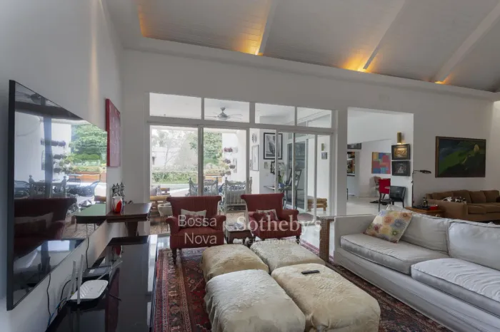 Casa mobiliada e com piscina em localização privilegiada