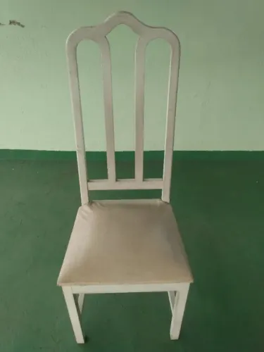cadeira em madeira