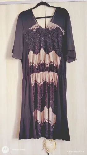 Vestido preto com detalhes prateado.