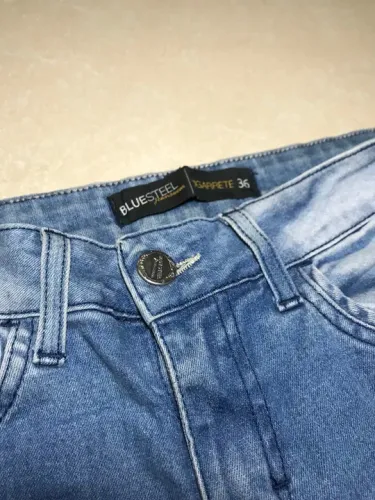 Calça jeans azul, destroyed nos joelhos