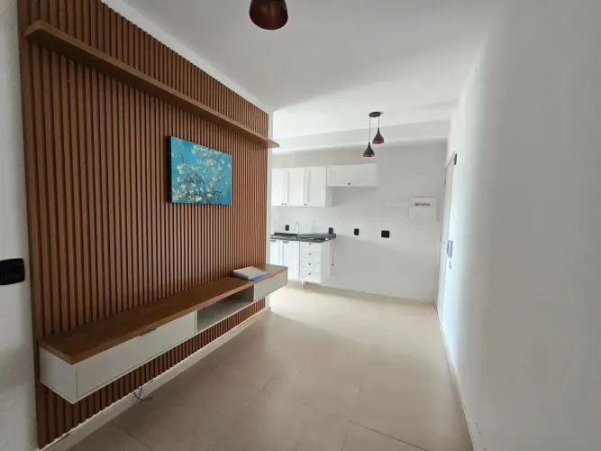 Apartamento semi-mobiliado,02 dormitórios, varanda e 01 vaga para Locação