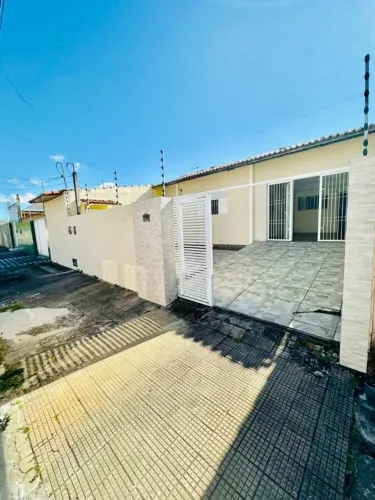 Vendo esta Casa Térrea, em Candelária, 3 quartos, Wc social, Sala ampla e Garagem.