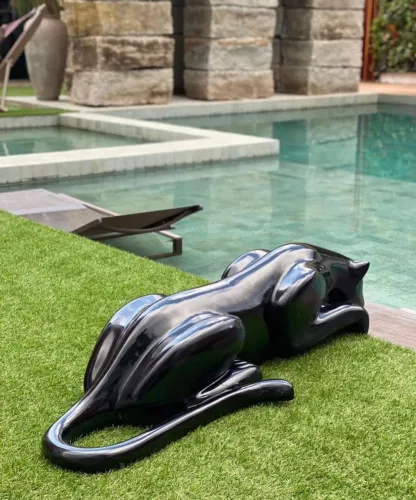Escultura de Pantera Bebendo água