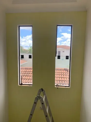 2 janelas grandes com vista para o jardim