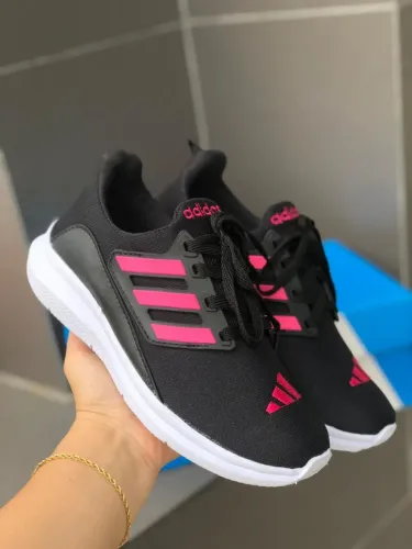 Tênis Adidas Preto com detalhes Rosa