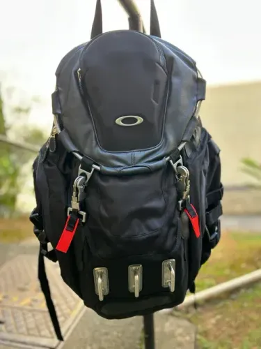 Mochila Oakley Nova Grande Resistente bem Espaçosa c/ Porta Notebook e óculos!
