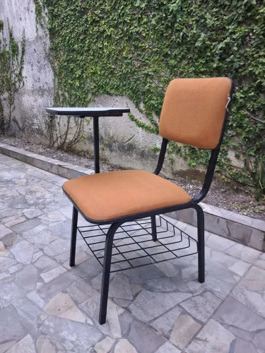 Cadeira escolar com prancheta