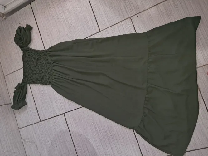 Vestido longo verde com detalhes franzidos