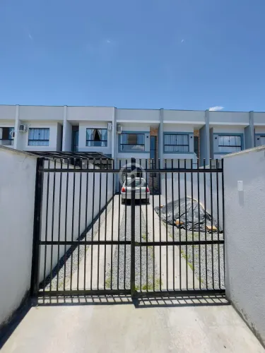 Sobrado geminado com área de festas