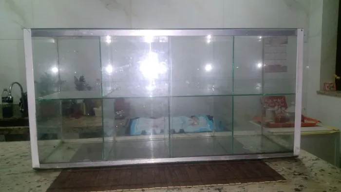 Vitrine Expositora de Vidro com Prateleiras Baleiro. 