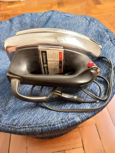 Ferro de passar elétrico antigo