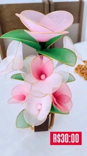 Arranjo de flores de meia de seda 