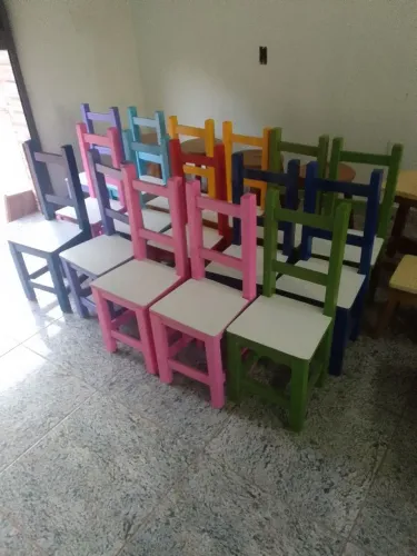 Cadeiras coloridas para crianças