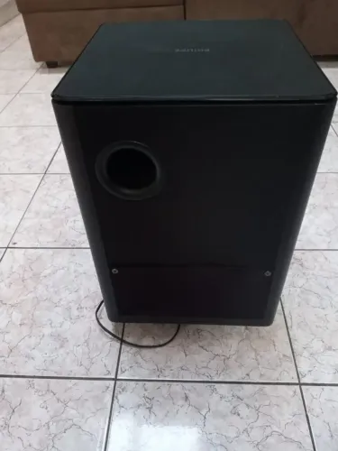 Caixa de Som Subwoofer com design moderno. ( nao troco )