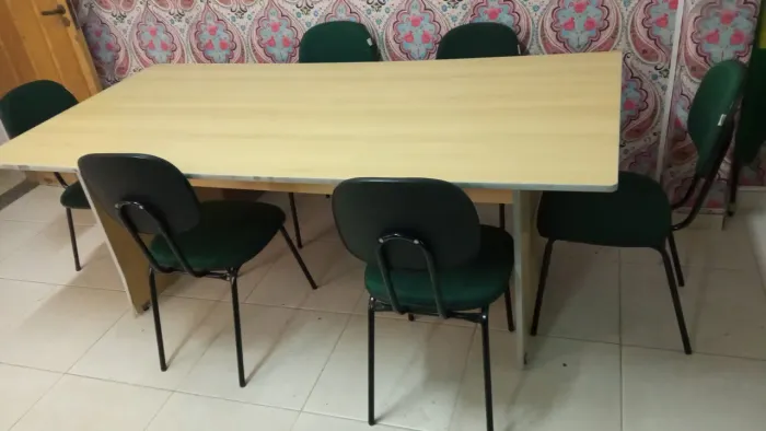 Conjunto Mesa de madeira com 3 cadeiras fixas usadas em bom estado de conservação 