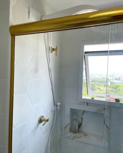 Box de Banheiro Dourado