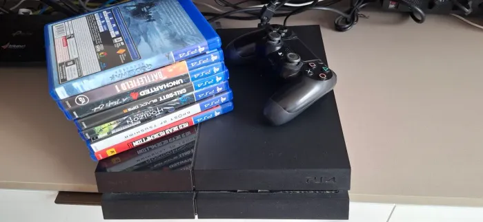 Playstation 4 ótimo estado + controle + 7 jogos