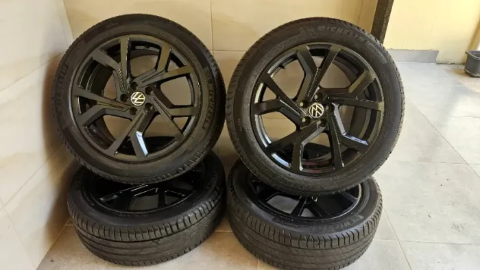 Jogo de Rodas Aro 17 Pretas do Polo GTS (Marca KRAI) + Pneus Michelin