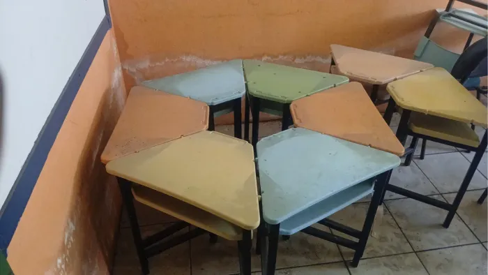 Conjunto de cadeiras escolares