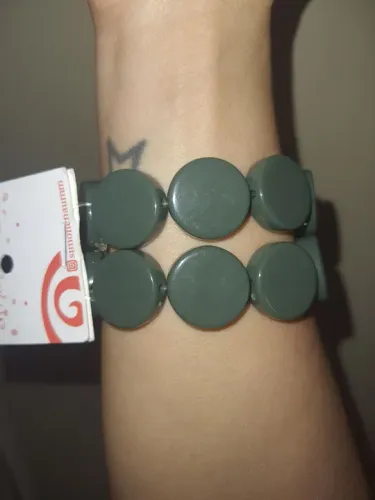 Pulseira de contas resinadas verde oliva