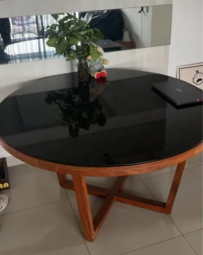 Mesa de jantar redonda com 8 lugares e tampo de vidro preto