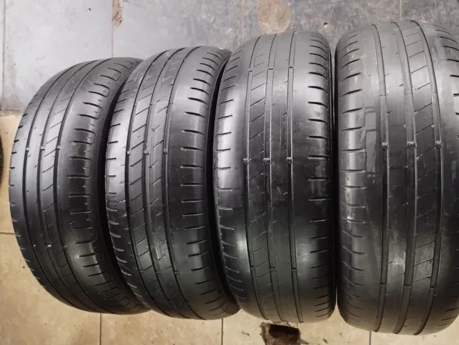 Jogo de pneus marca Goodyear eficiente Gripe aro 195/65/15