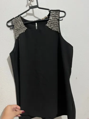 Blusa preta com detalhes em pedraria