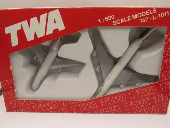 COLECIONISMO DE AVIAÇÃO - Caixa c/ 02 miniaturas de AERONAVES / AVIÕES da TWA na embalagem