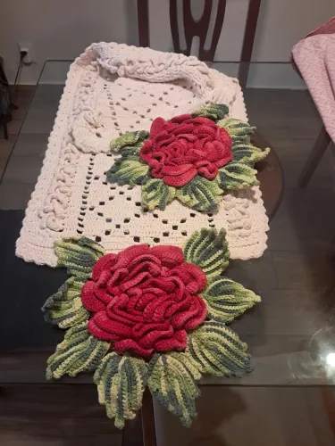 Caminho de mesa Trilho Big Rosa em crochê