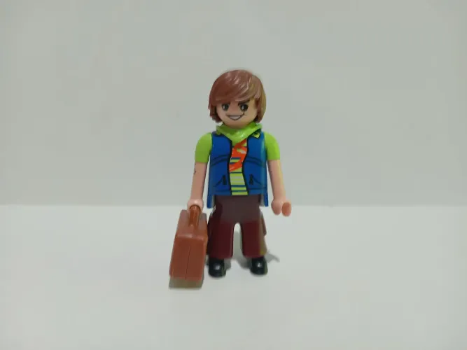 Boneco Playmobil Aventureiro com Mala