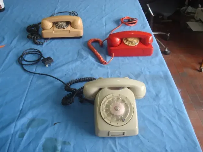 Telefones  antigos  de disco,só tem o vermelho.