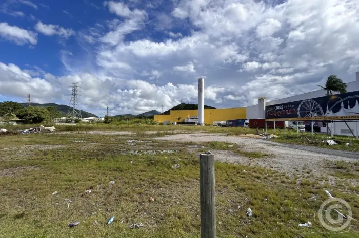Terreno amplo disponível para alugar em local estratégico em Florianópolis
