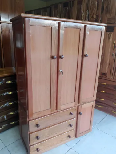 Guarda-Roupa de Madeira com 3 Portas e Gavetas