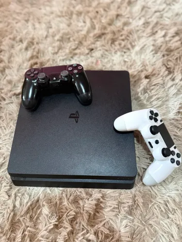 PS4 Slim 500GB + 2 controles + 3 jogos digitais