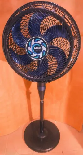 Ventilador pouco uso r$180. Entrega na região.