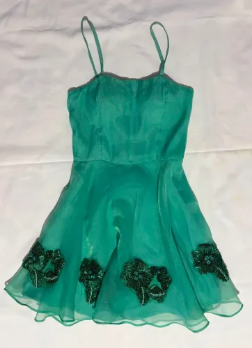 Vestido curto de festa verde água