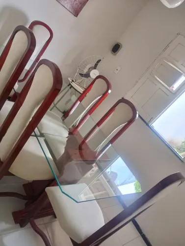 Mesa com seis cadeiras bem conservada