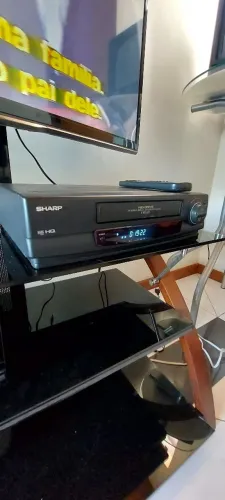 Vídeo cassete Sharp VC- 1994 B , com contrôle.