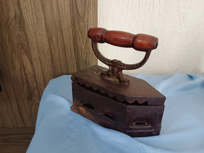 Antiguidade. Relíquia ferro de passar roupa