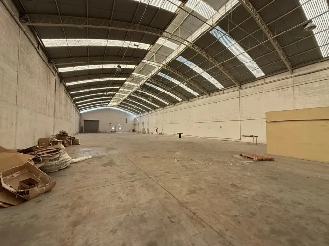 Galpão de 1.600m², com capacidade para carreta e 8m de pé direito em Jacareí - 5 vagas