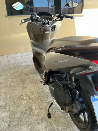 PCX dlx ano 2022
