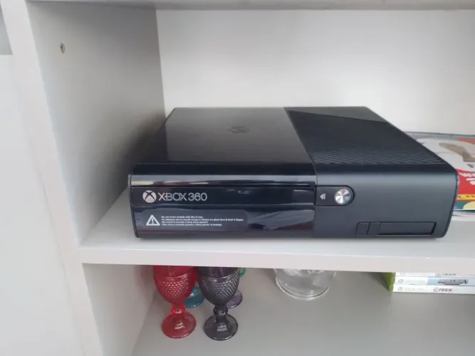 xbox 360 todo origunal (nunca foi aberto )com 2 controles e 8 jogos no disco