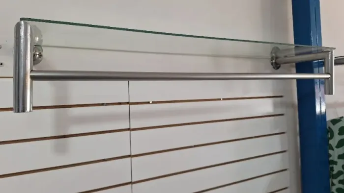 Arara de parede em L com vidro expositor