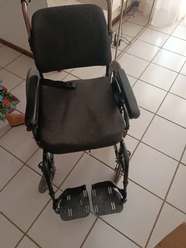 Vendo cadeira de rodas já está adapitada para banheiro no assento ela e importada
